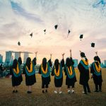 O Fio da Navalha Social: Do Descarte na Velhice ao Funil da Educação Global