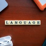 A Arquitetura Invisível da Palavra: Como a Linguagem Molda Nossas Intenções e Impulsiona a Educação